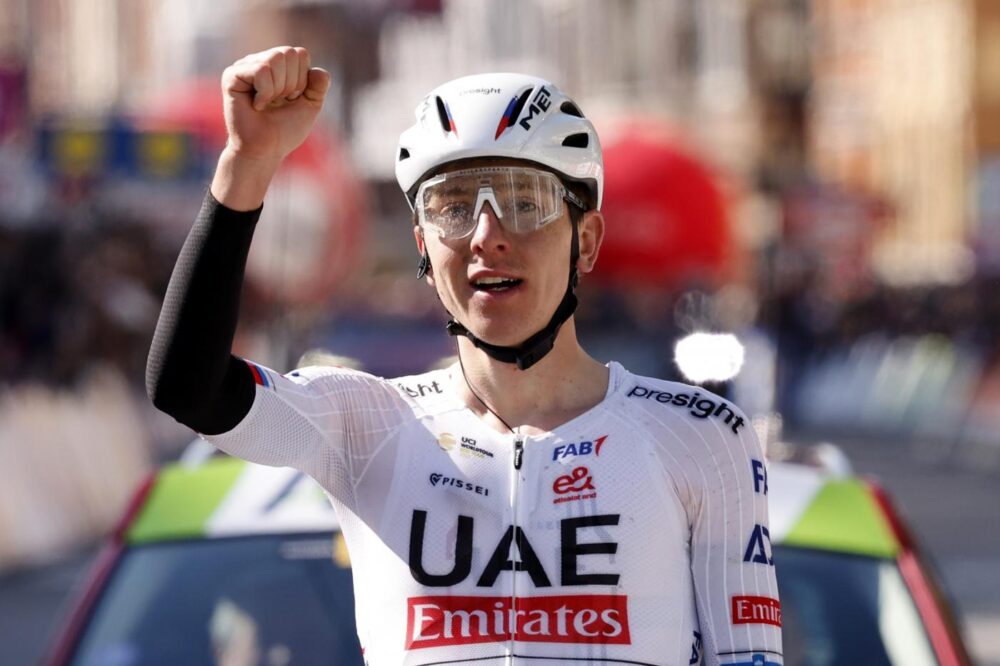 LIVE Giro d’Italia 2024, tappa di oggi in DIRETTA: forcing pazzesco della UAE Emirates sul Colle Maddalena