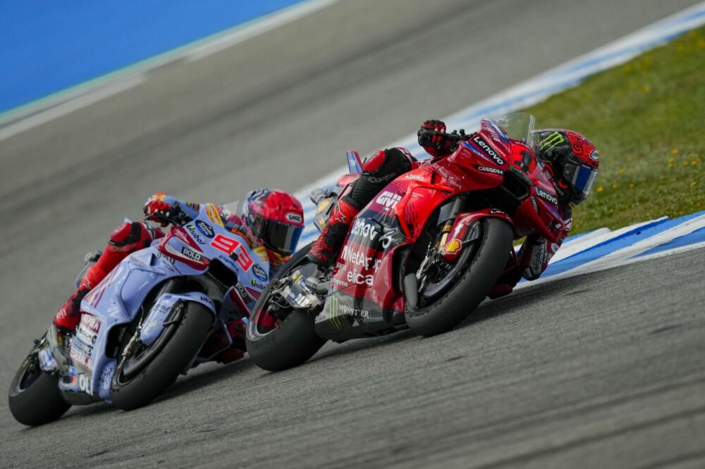VIDEO MotoGP, riviviamo l’epica battaglia tra Bagnaia e Marquez: sorpassi indelebili a Jerez