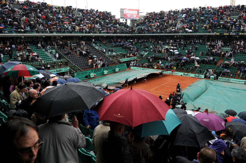 Pioggia su campo in terra battuta