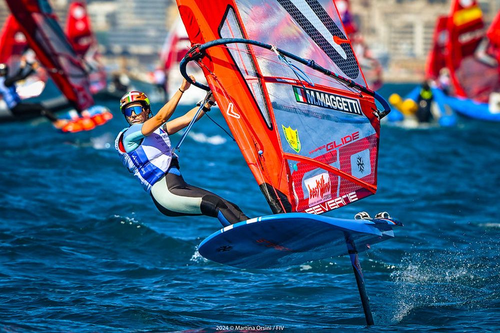 Vela, Maggetti risale in terza piazza agli Europei iQFoil. Cinque azzurri virtualmente in zona Medal Series