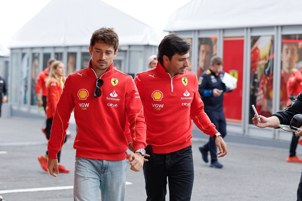 Cosa é successo tra Leclerc e Sainz: contatto in pista, reazione stizzita dei piloti Ferrari