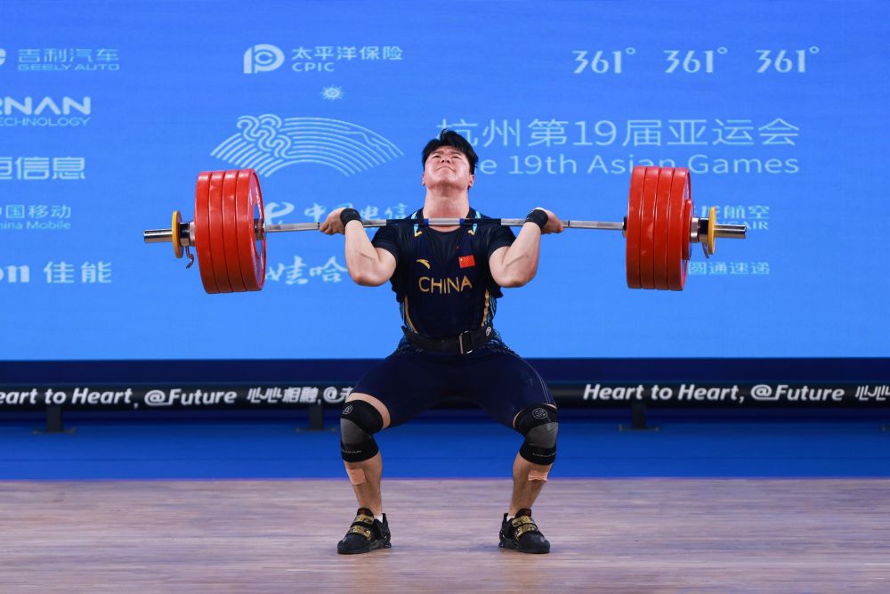Sollevamento pesi, il cinese Liu Huanhua firma il record del mondo nei -102 kg e ipoteca la convocazione olimpica