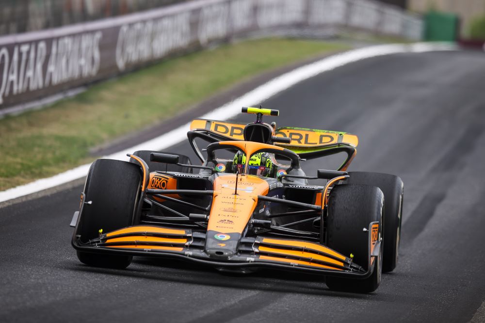 F1, Lando Norris si prende la pole sprint in Cina sotto la pioggia, Sainz quinto, Leclerc settimo e a muro