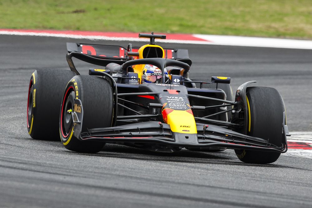 F1, prova di forza di Verstappen nella Sprint di Shanghai. Contatto e polemiche tra le Ferrari