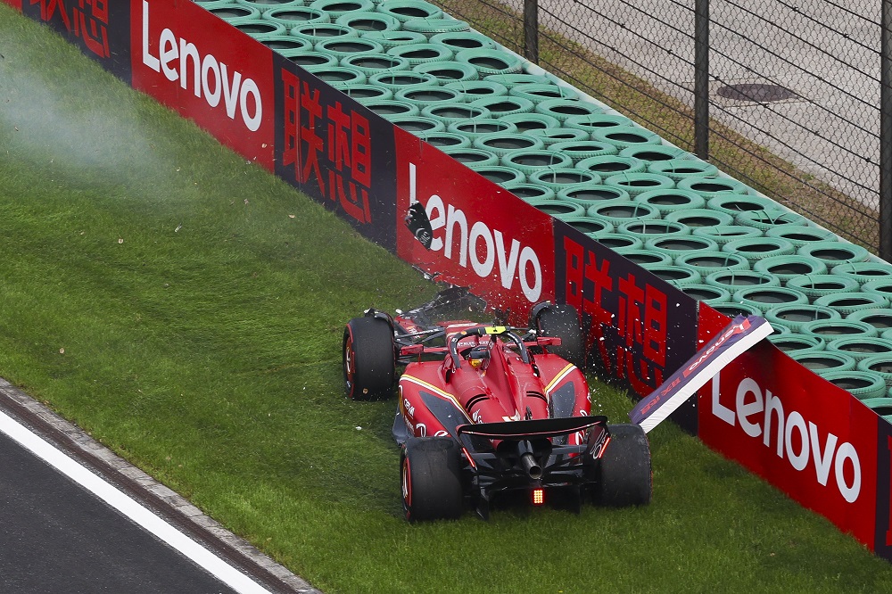F1, Carlos Sainz in testacoda nel Q2 del GP di Cina. Ferrari contro le barriere e bandiere rosse