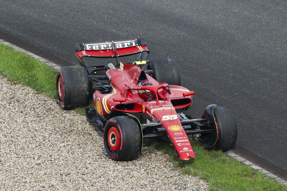 F1, Sainz non è sorpreso: “Nelle curve lunghe la Ferrari fatica, ma in gara andremo meglio”