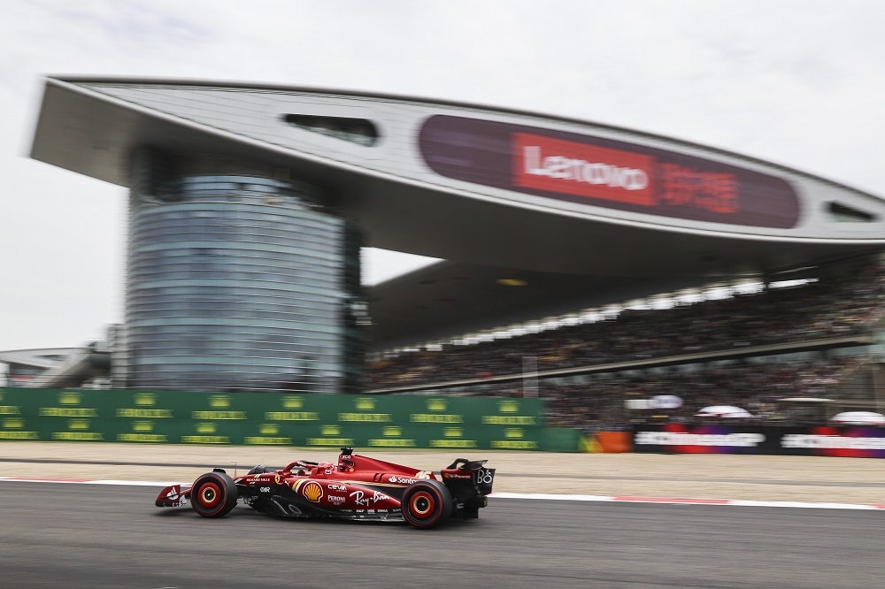 Griglia di partenza F1, Sprint GP Cina 2024: Hamilton in pole sul bagnato, 4° Verstappen. Ferrari in terza e quarta fila