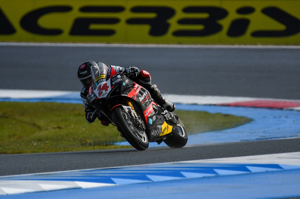 Superbike, Nicholas Spinelli stupisce tutti e vince una gara-1 folle ad Assen. Bautista sul podio e Bulega ...