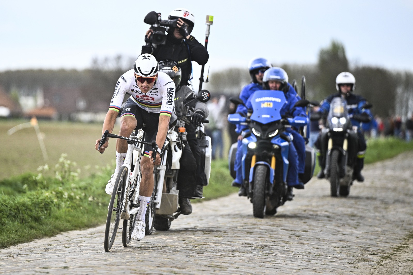 Parigi-Roubaix 2024: van der Poel domina in solitaria dopo un attacco a 59 km dal traguardo