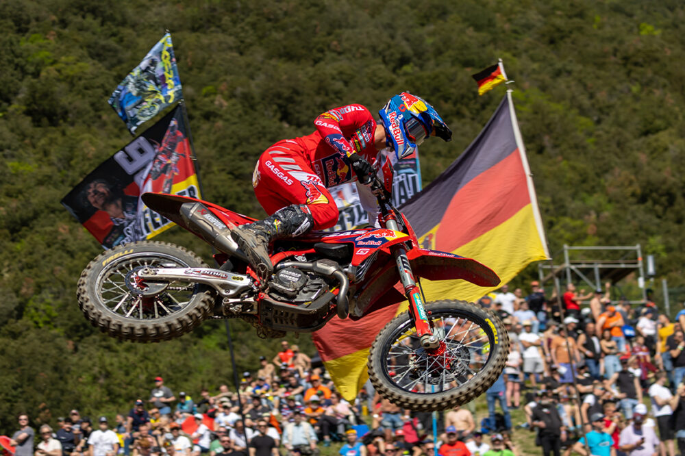 MXGP, Jorge Prado completa la doppietta a Teutschenthal e supera Tim Gajser in vetta alla classifica