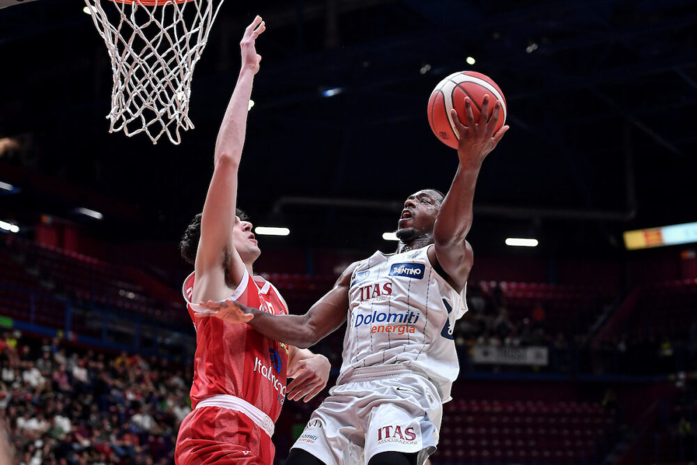 Basket, Trento espugna Assago battendo l’Olimpia Milano nei playoff di Serie A. Brescia piega la resistenza di Pistoia