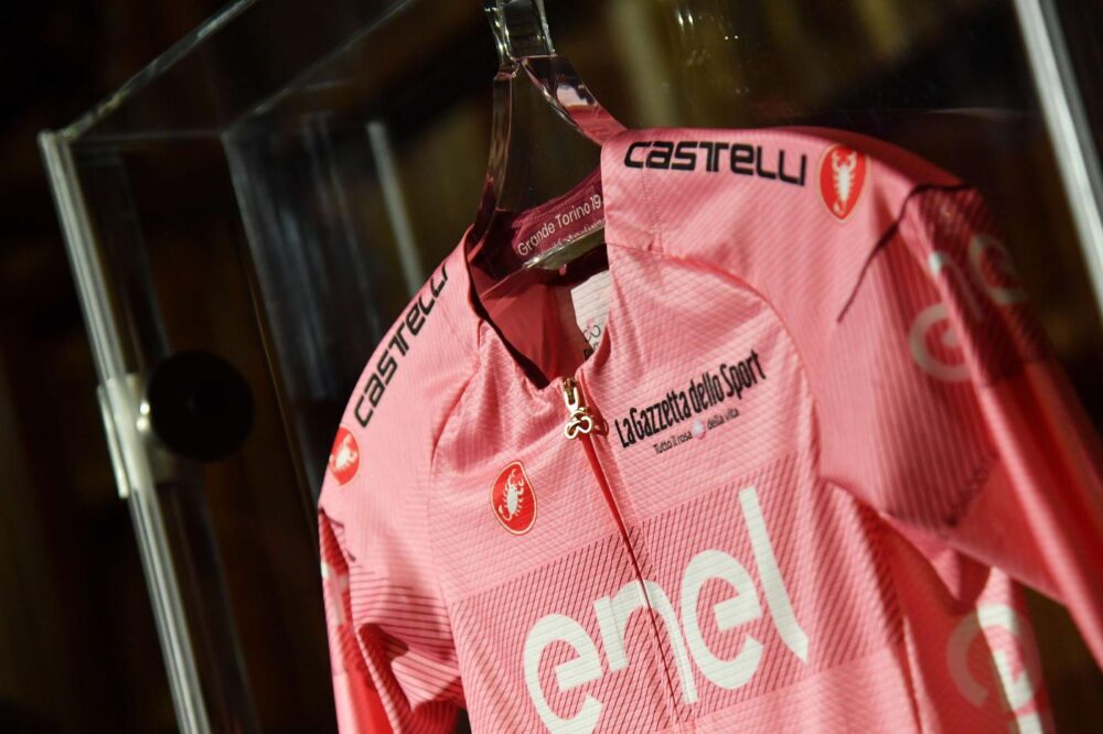 Giro d’Italia 2024: le quattro maglie. I simboli per primato, GPM, punti e miglior giovane