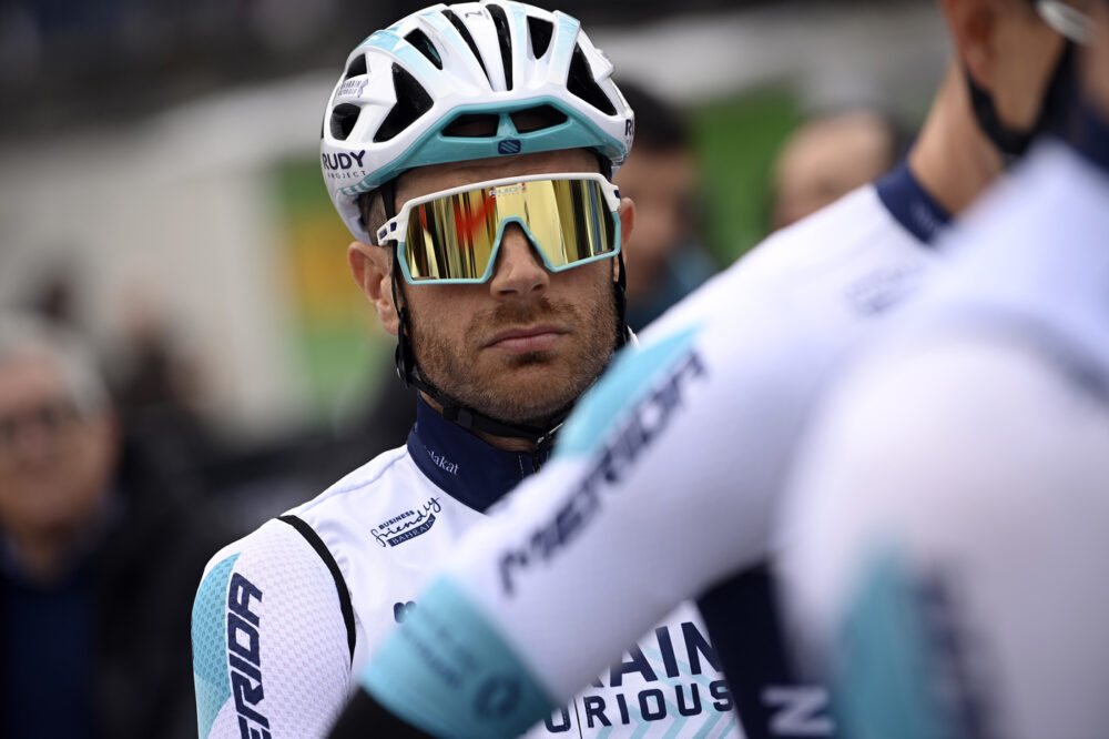 Cosa è successo a Damiano Caruso al Giro d’Italia e come sta: le condizioni dopo la caduta