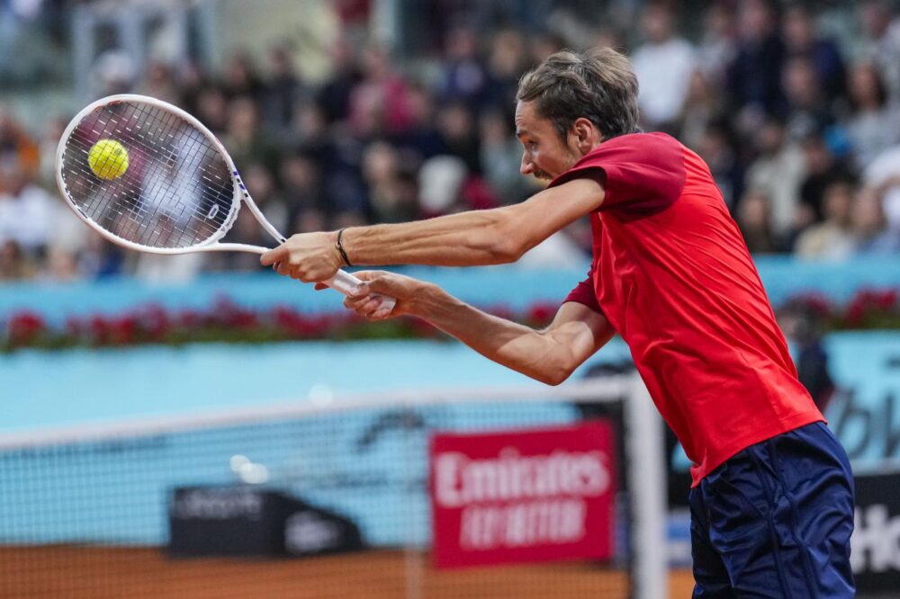 ATP Madrid, Daniil Medvedev si ritira dopo il primo set perso. Jiri Lehecka in semifinale