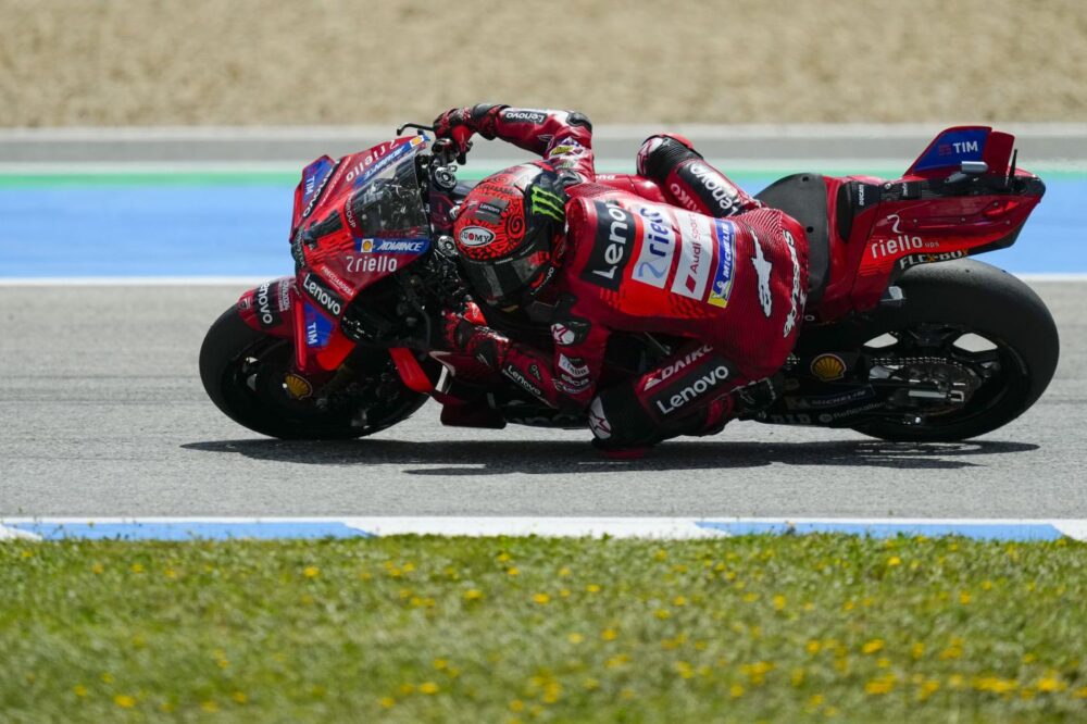 MotoGP, Bagnaia e Martin cadono nello stesso giro nelle qualifiche di Le Mans! – VIDEO