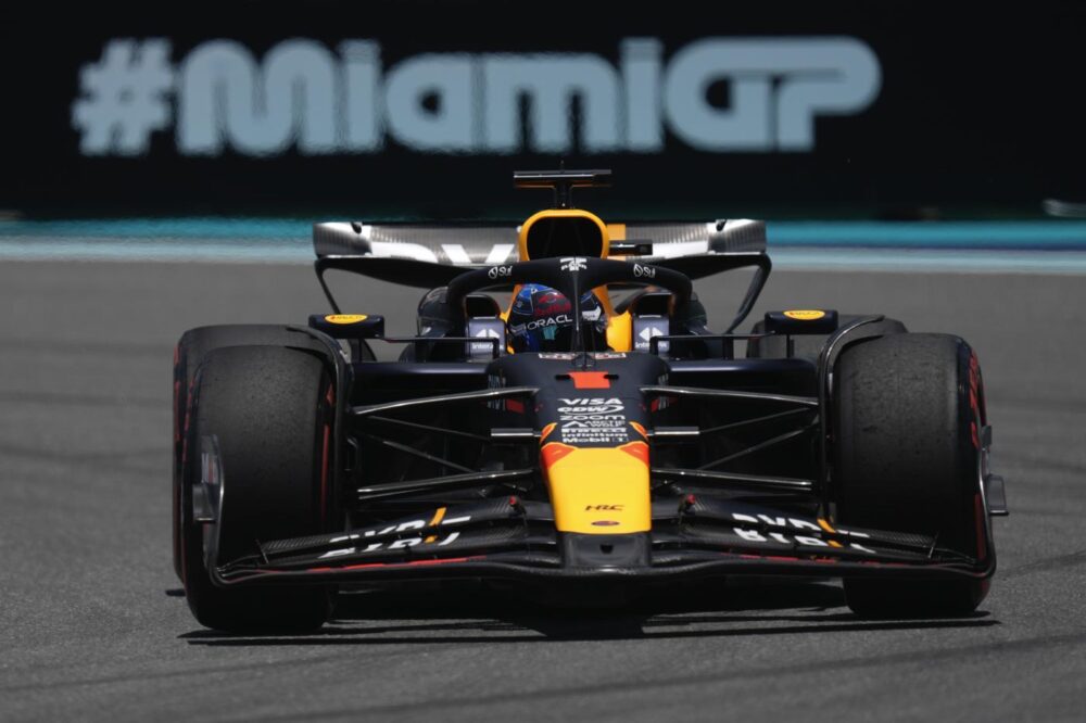 F1, Verstappen si prende la pole nella Sprint Qualifying di Miami. Leclerc in prima fila, 5° Sainz