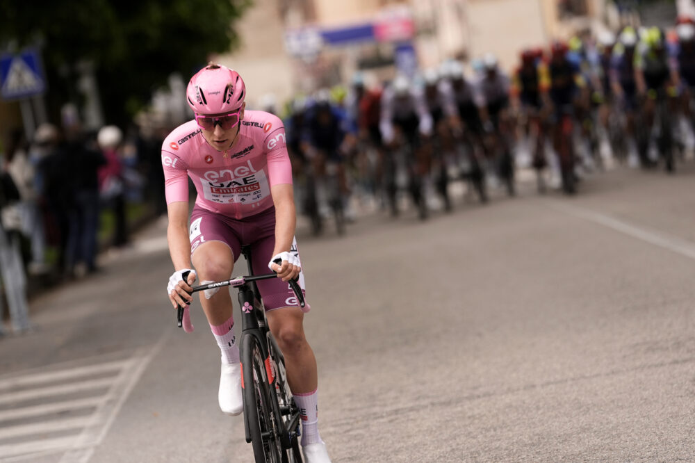 Giro d’Italia 2024, l’UCI su Tadej Pogacar: “Non abbiamo mai minacciato la squalifica”