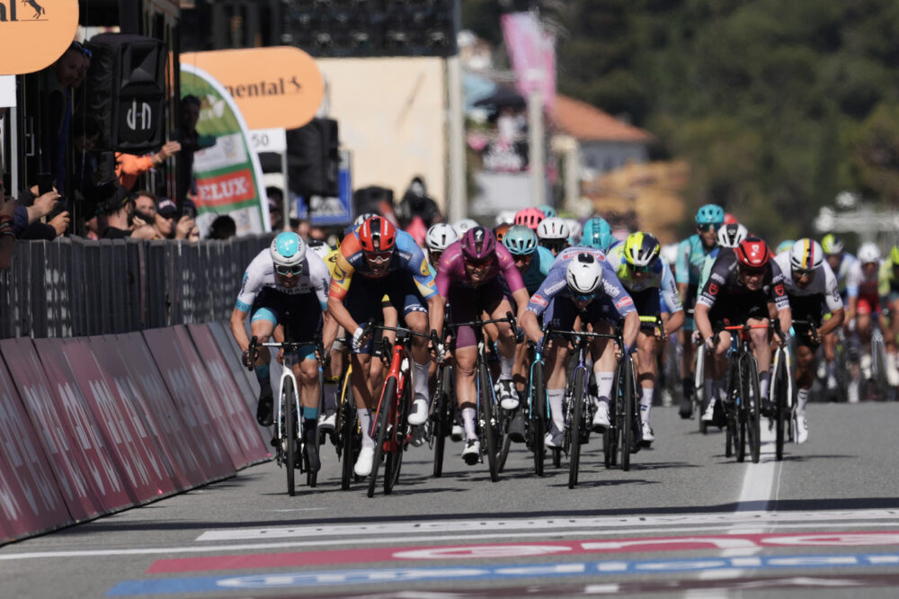 LIVE Giro d’Italia 2024, tappa di oggi in DIRETTA: Soudal e Lidl si alternano in testa al gruppo, in 4 davanti