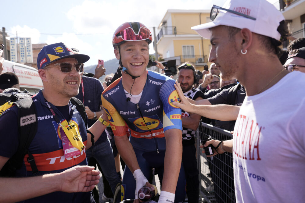 Ganna, Consonni e Milan: i campioni olimpici incendiano il finale della tappa di Andora al Giro d’Italia