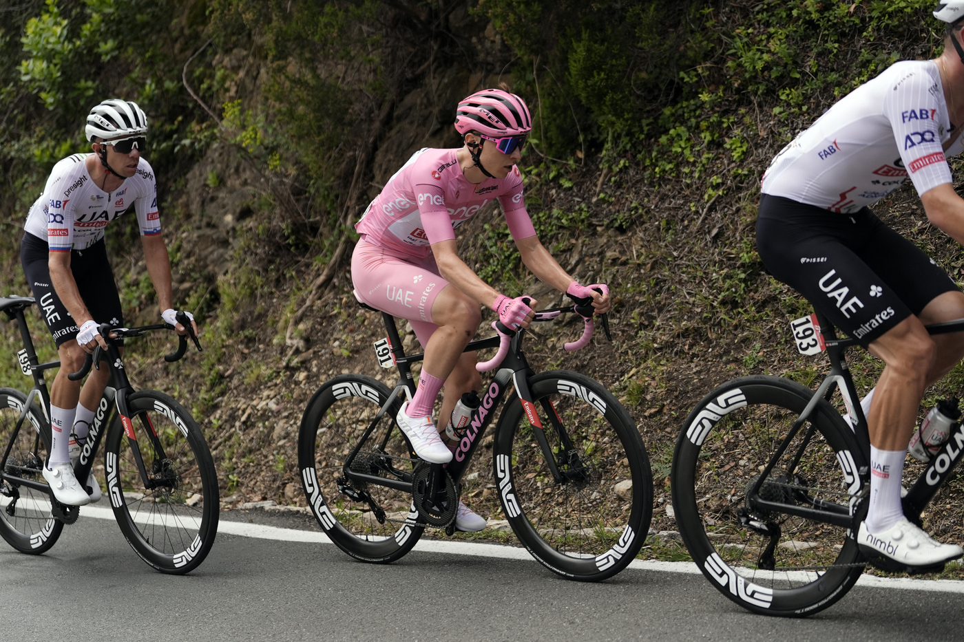 Giro d’Italia 2024, arrivano le strade bianche! I tratti in sterrato e la salita al 20% favorevole a Pogacar