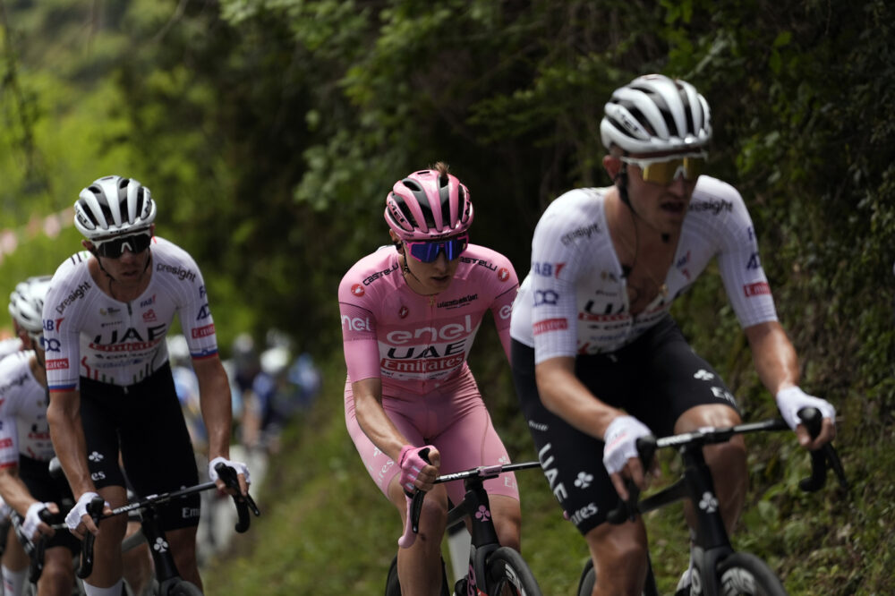 LIVE Giro d’Italia 2024, tappa di oggi in DIRETTA: siamo a metà corsa, fuga con 2’20” di vantaggio
