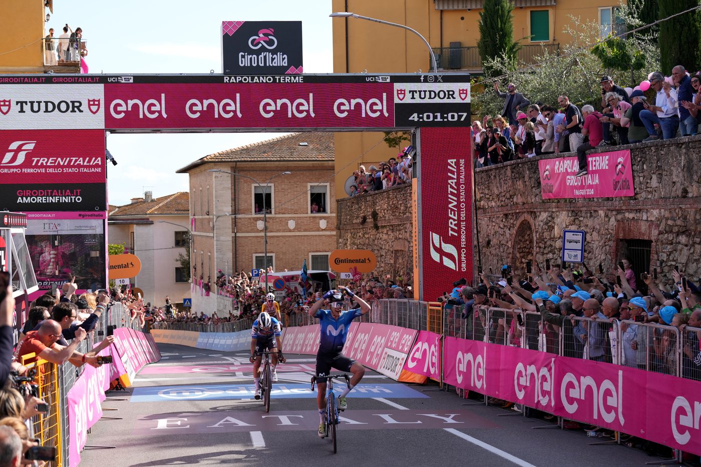 Giro d’Italia 2024: nella tappa dello sterrato a sorpresa Sanchez beffa Alaphilippe, quarto Piccolo