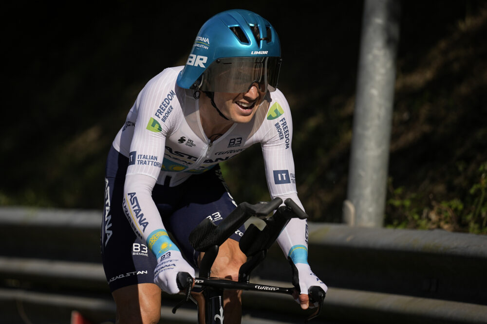 Giro d’Italia 2024, Alexey Lutsenko si ritira dopo la crisi a Prati di Tivo. Fortunato unico capitano dell’Astana