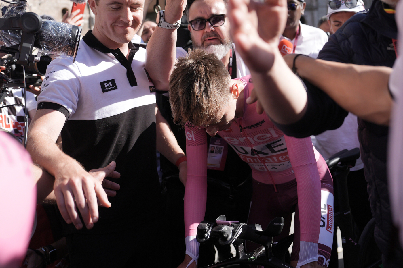 VIDEO Giro d’Italia 2024, l’arrivo della settima tappa: Tadej Pogacar beffa Filippo Ganna nella cronometro