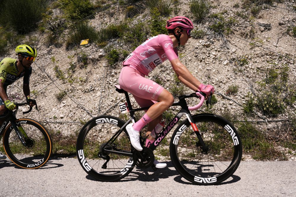 LIVE Giro d’Italia 2024, tappa di oggi in DIRETTA: De Marchi in fuga, ben 26 corridori all’inseguimento