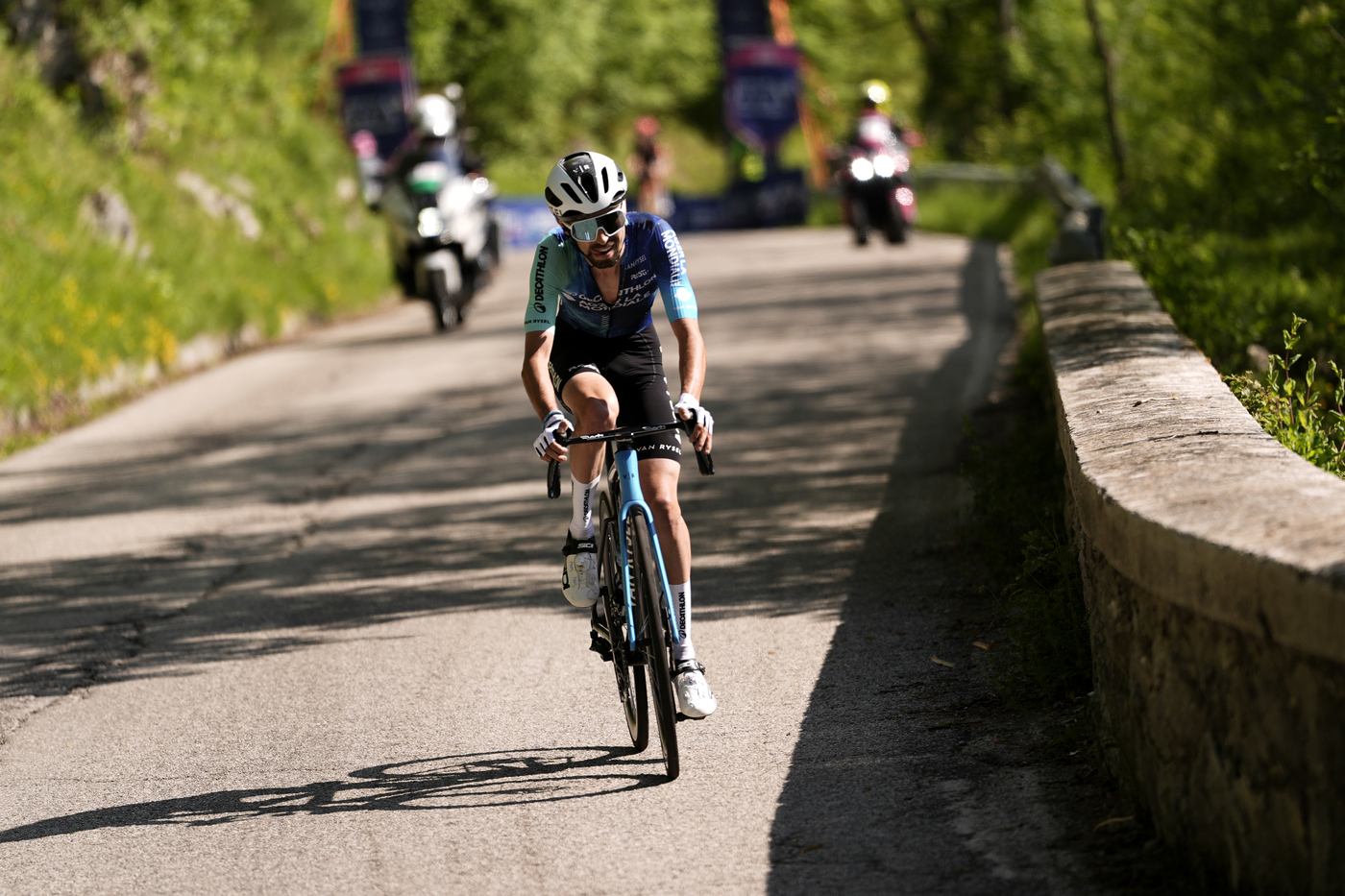 Giro d’Italia 2024, arriva la fuga! Paret-Peintre vince a Bocca della Selva, Bardet rientra in classifica
