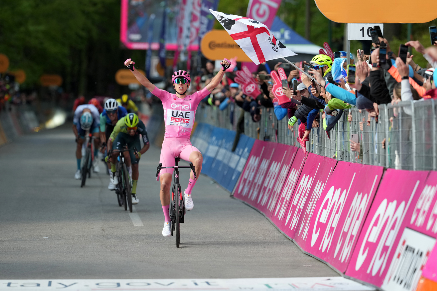 Giro d’Italia 2024, Pogacar vince allo sprint a Prati di Tivo. Tiberi fa sognare l’Italia!