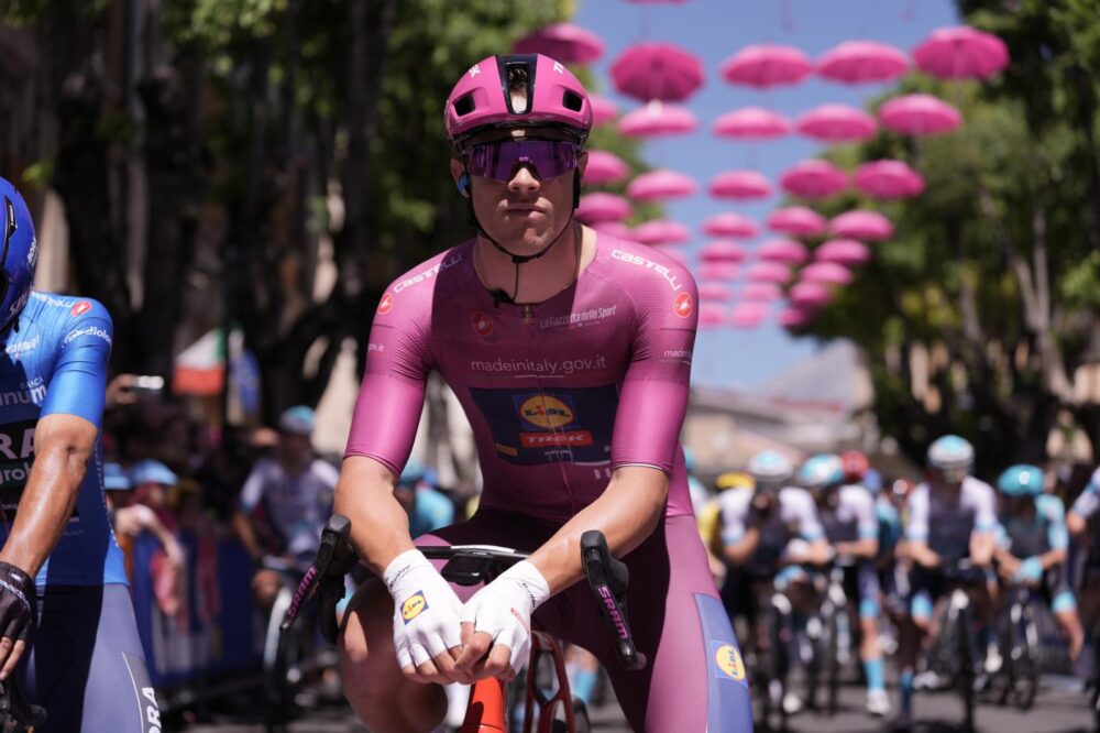 LIVE Giro d’Italia 2024, tappa di oggi in DIRETTA: si crea subito la fuga a tre. Lidl Trek a gestire il gruppo