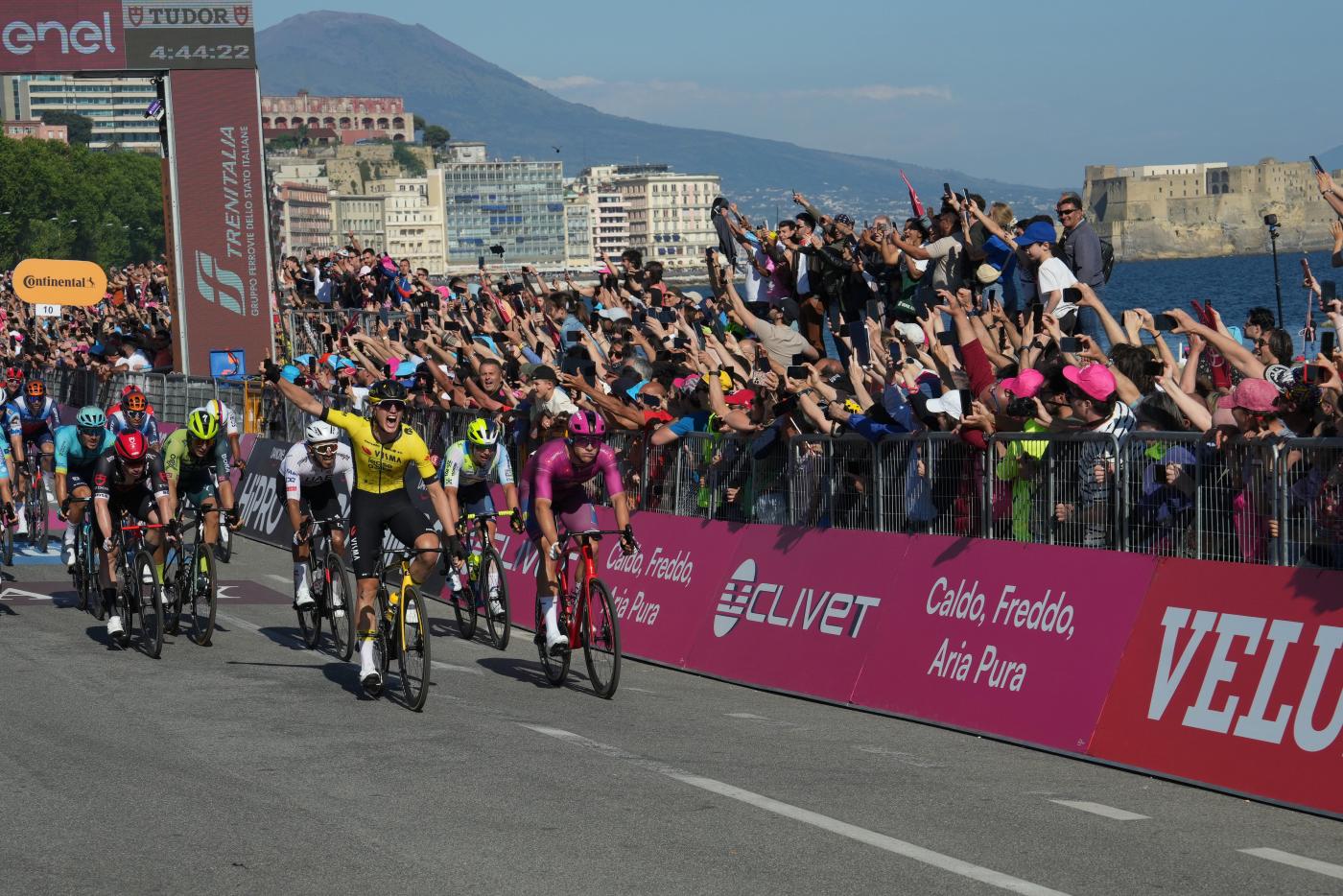 Giro d’Italia 2024: Olav Kooij beffa Jonathan Milan nello sprint di Napoli