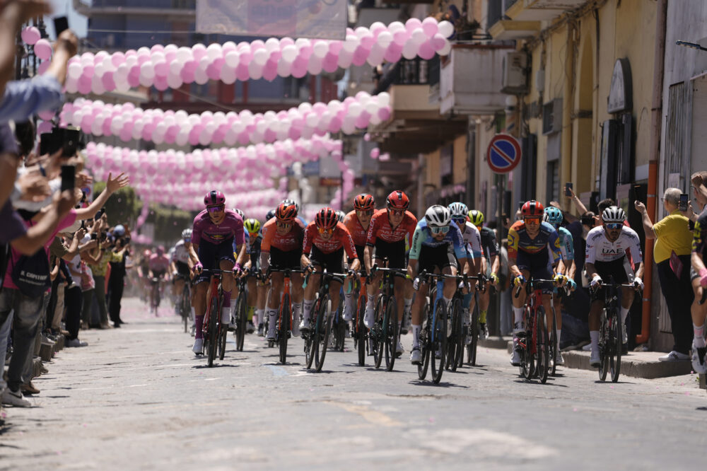 Giro d’Italia 2024, un cane attraversa la strada nella decima tappa. Corridori costretti a schivarlo