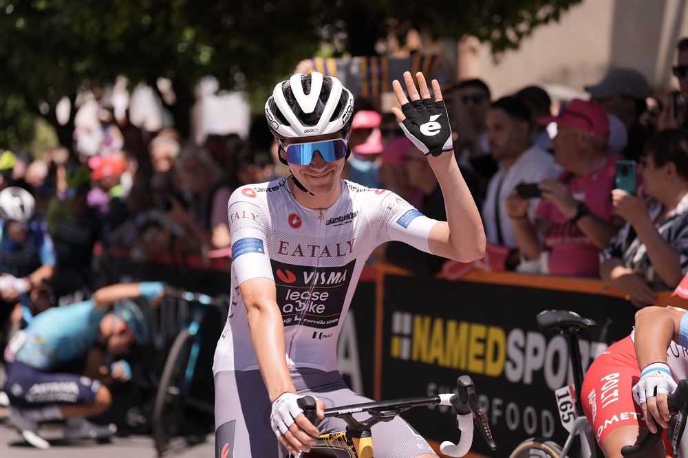 Giro d’Italia 2024, Cian Uijtdebroeks si ritira. Antonio Tiberi maglia bianca