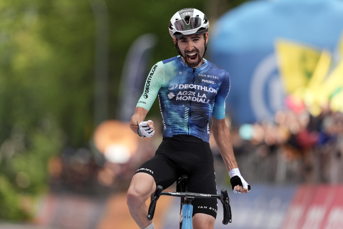 VIDEO Giro d’Italia 2024, l’arrivo della decima tappa: Valentin Paret-Peintre vince a Bocca della Selva