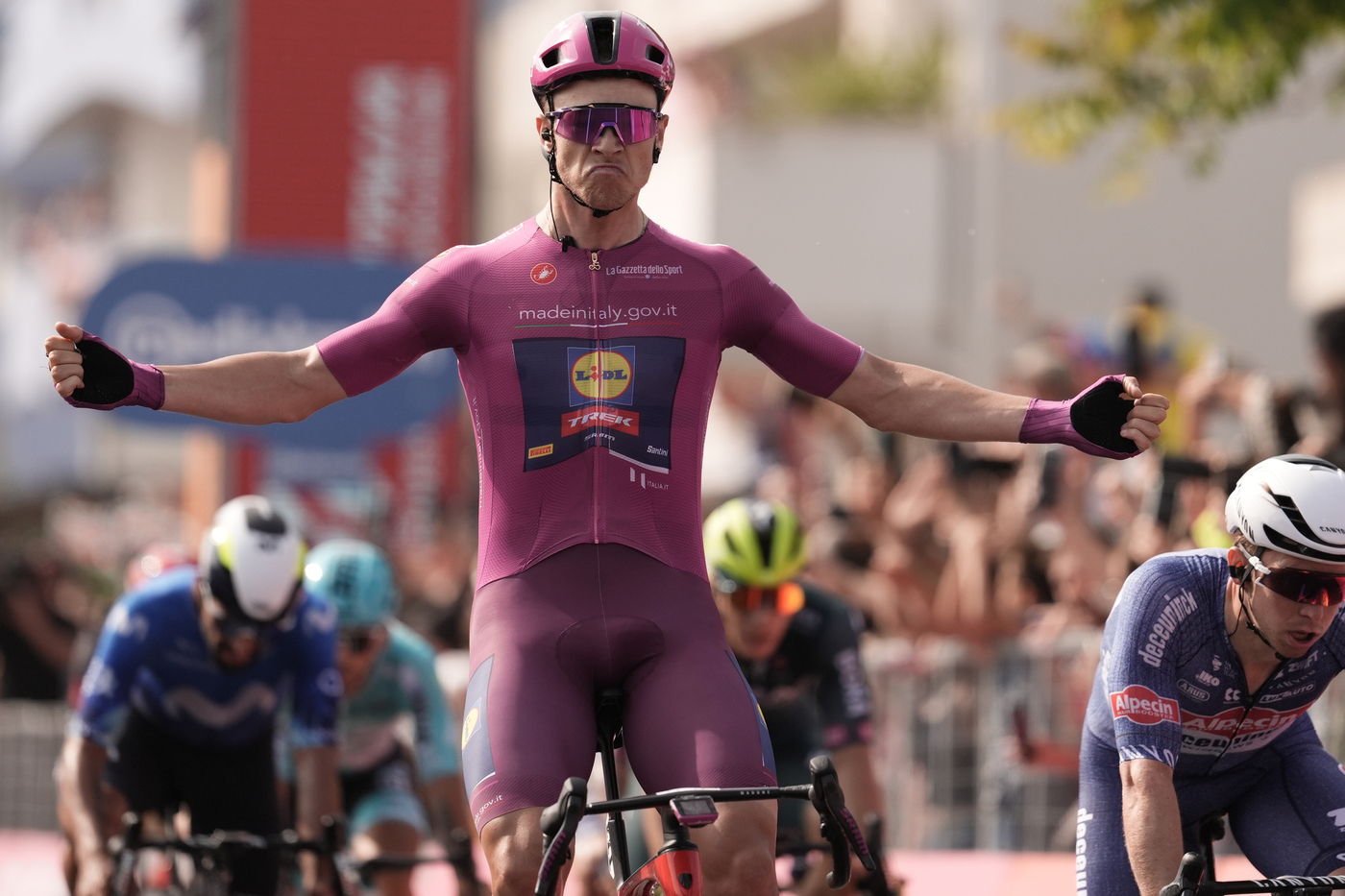 Giro d’Italia 2024, Jonathan Milan stavolta non regala nulla e domina la volata a Francavilla al Mare