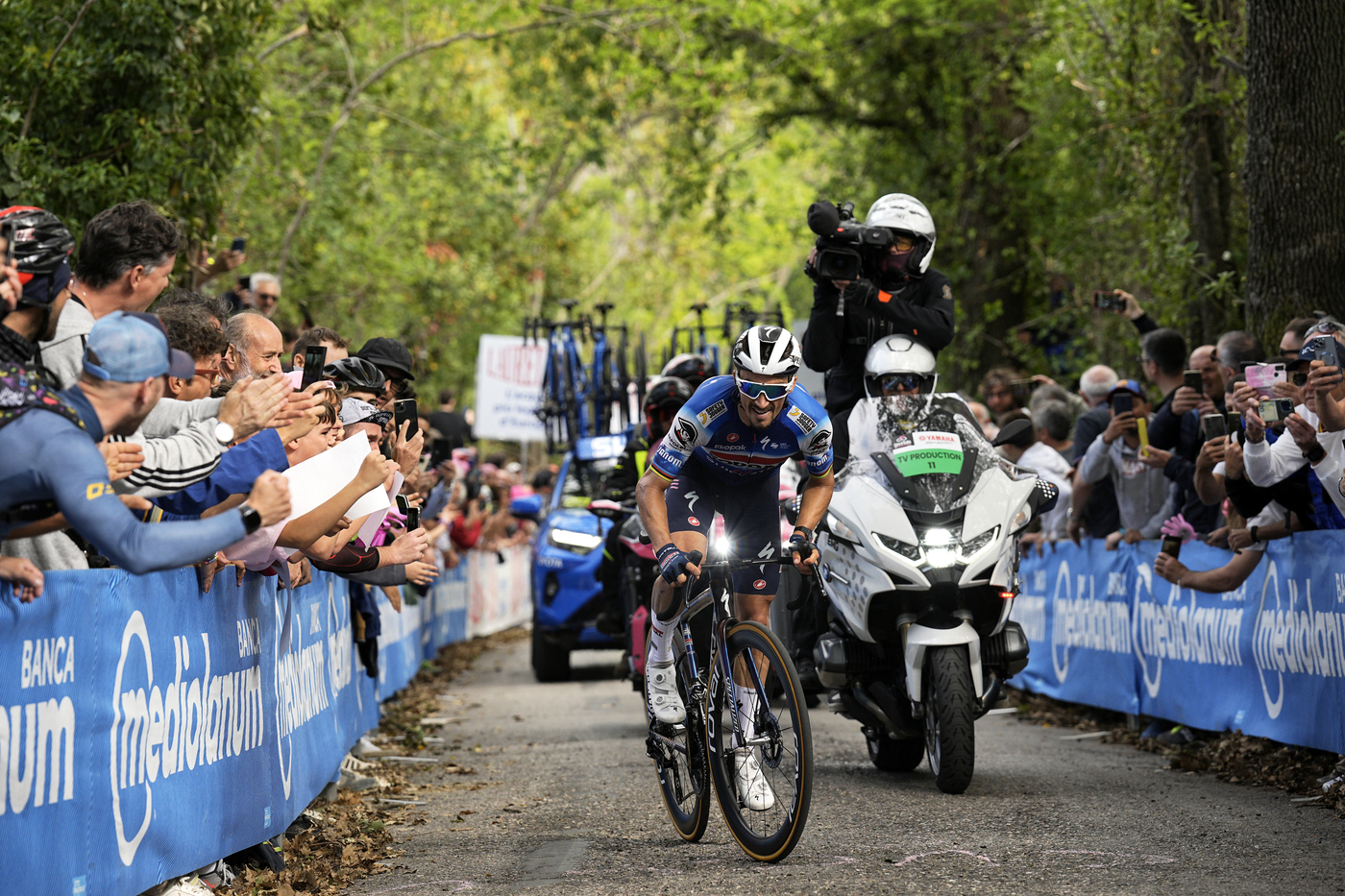 Giro d’Italia 2024: Julian Alaphilippe fa il vuoto nella tappa dei muri, non c’è battaglia in gruppo
