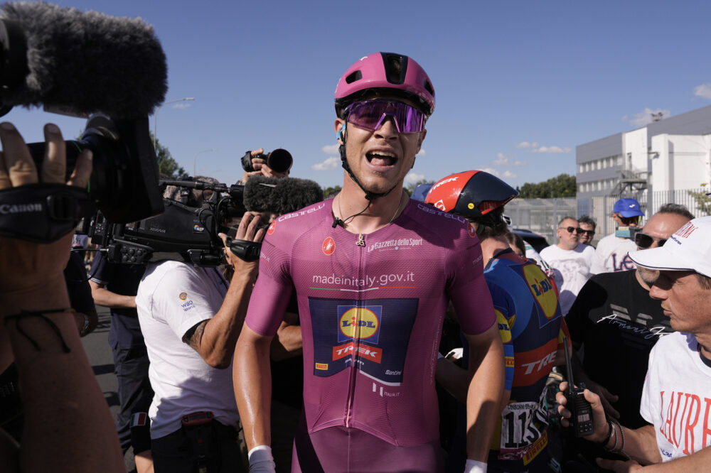 Giro d’Italia 2024, tutte le classifiche: Milan in maglia ciclamino, Tiberi maglia bianca