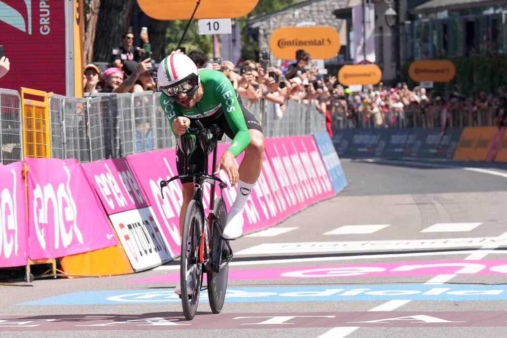VIDEO Giro d’Italia 2024, l’arrivo della quattordicesima tappa: Filippo Ganna vince la cronometro di Desenzano, ma che sofferenza con Pogacar…