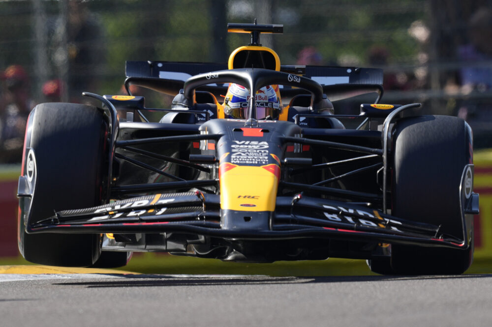 F1, Max Verstappen si prende con classe la pole position a Imola. Delusione Ferrari