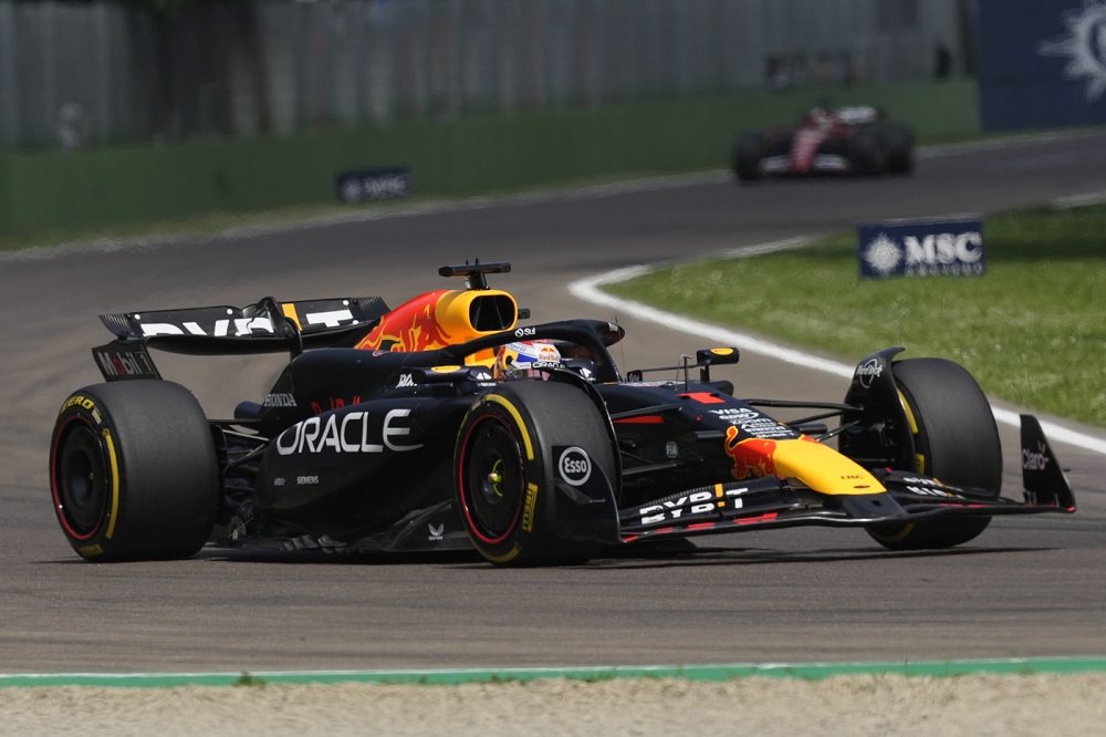 F1, Verstappen vince in volata a Imola davanti a uno scatenato Norris, Leclerc porta la Ferrari sul podio