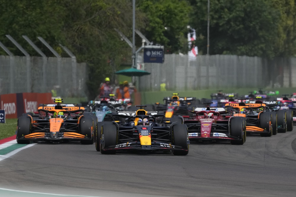 VIDEO F1, Max Verstappen resiste a Lando Norris e vince a Imola, Charles Leclerc 3°