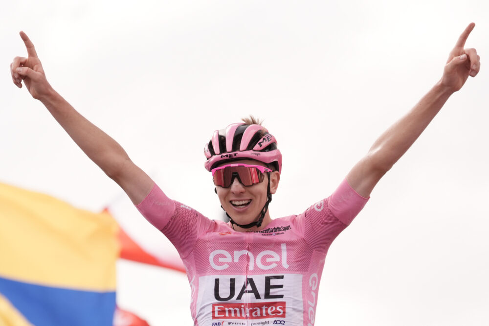 VIDEO Giro d’Italia 2024, l’arrivo della quindicesima tappa: assolo di Tadej Pogacar che domina in maglia rosa