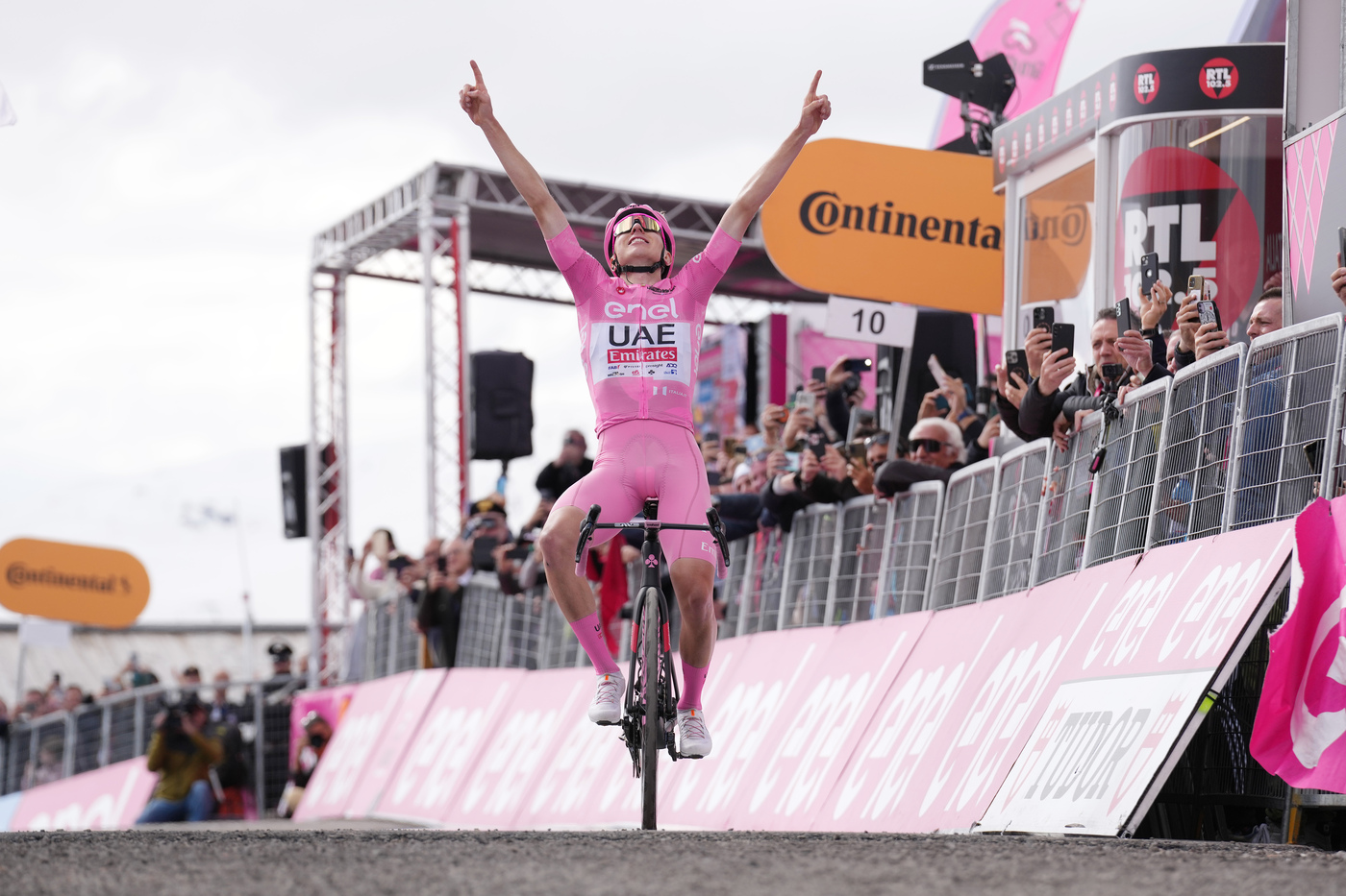 Giro d’Italia 2024: Tadej Pogacar domina da Cannibale sul Mottolino, Antonio Tiberi va in crisi