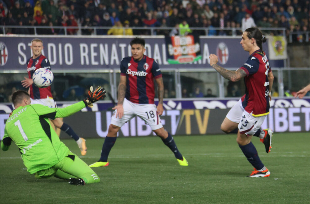 Calcio, pareggio pirotecnico tra Bologna e Juventus. Vittoria e salvezza per il Verona