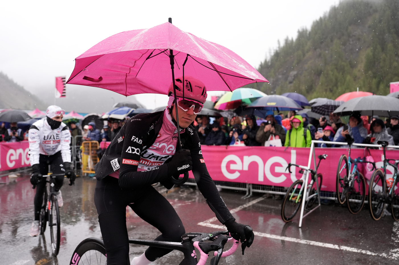LIVE Giro d’Italia 2024, tappa di oggi in DIRETTA: Pogacar vince ancora, applausi per Pellizzari e Tiberi
