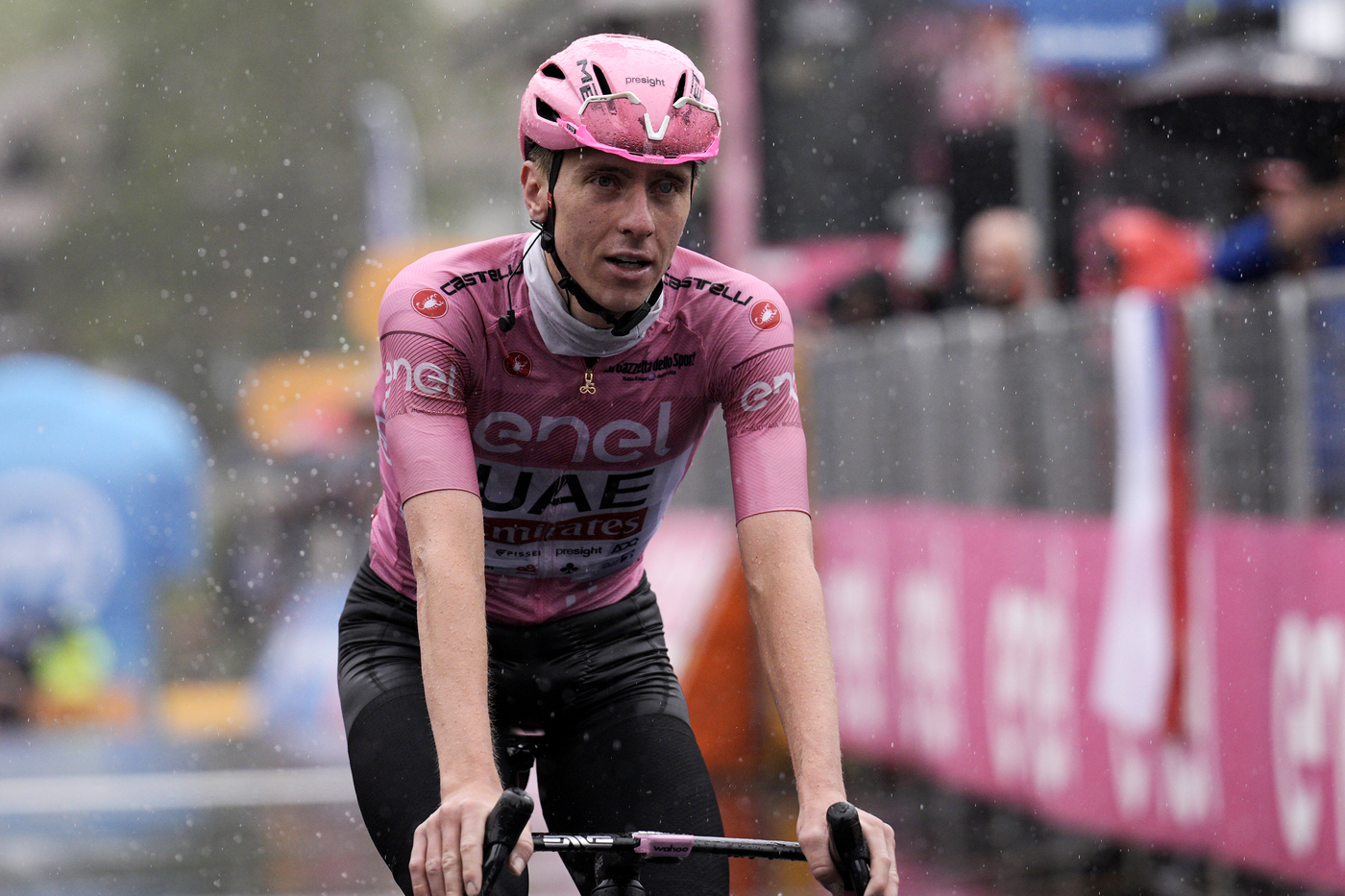VIDEO Giro d’Italia 2024, l’arrivo della sedicesima tappa: quinta vittoria per Tadej Pogacar