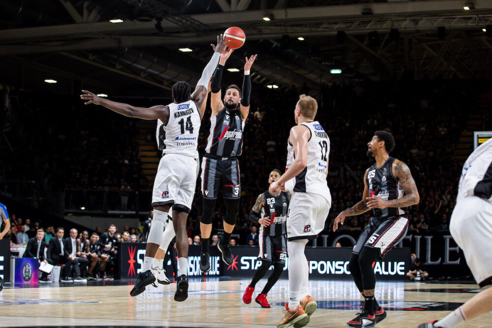 Basket, la Virtus Bologna si porta sul 2 0 contro Tortona nei playoff di Serie A. La Reyer Venezia pareggia i conti con Reggio Emilia
