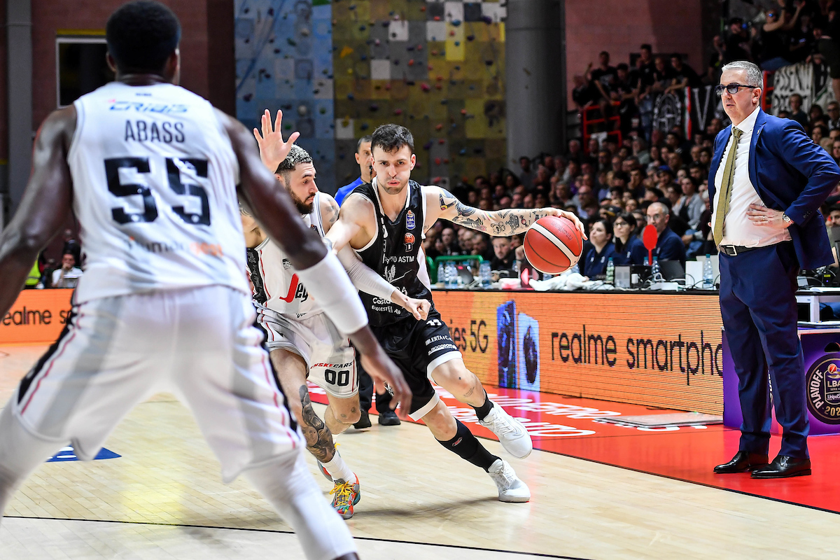 Basket, Playoff Serie A: Tortona allunga la serie con Bologna, Reggio supera Venezia e ha il match point in casa